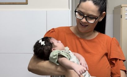 beneficiária do ipesaúde rejane araújo e sua filha maitê